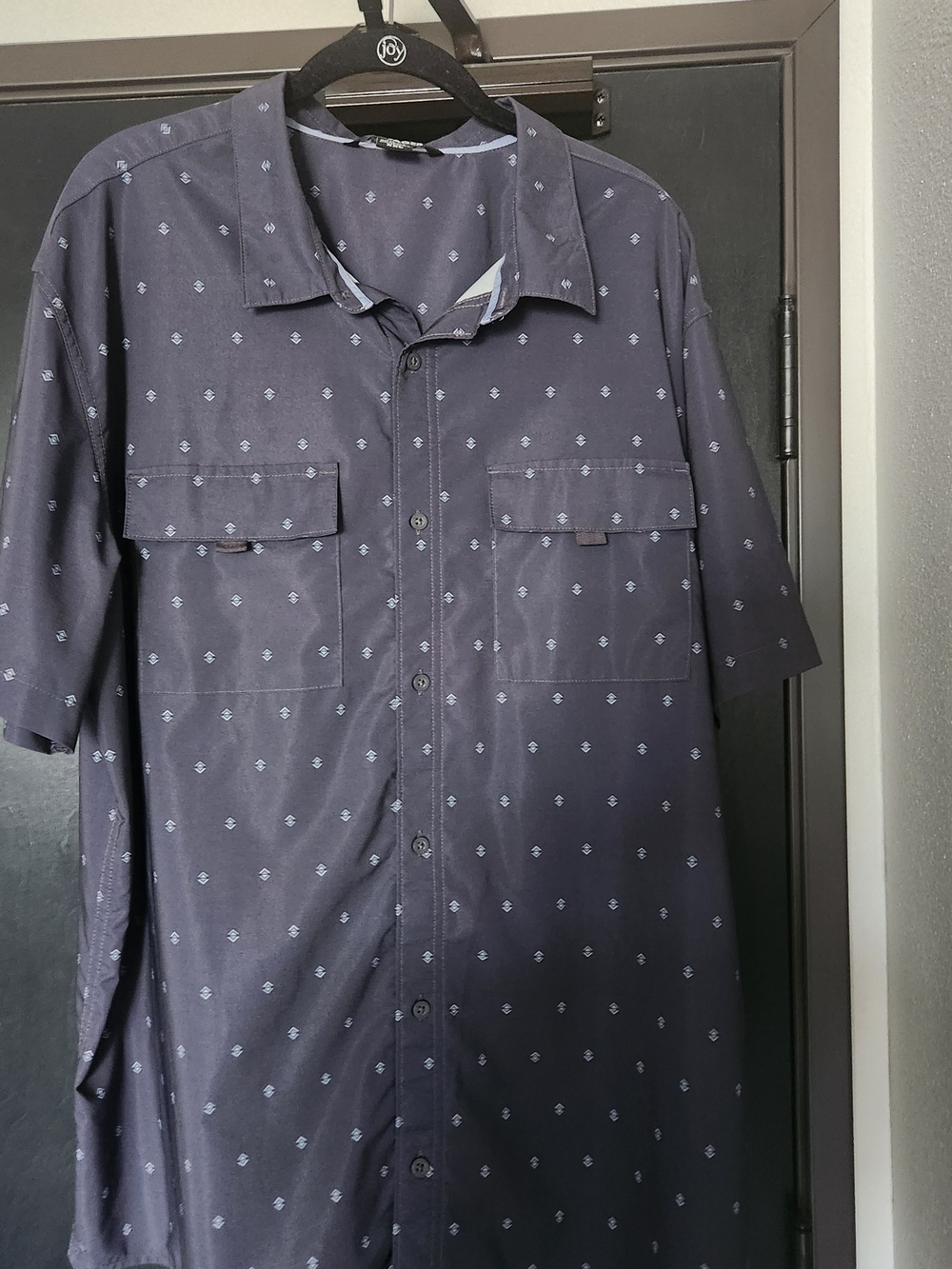 Men's Gray Short-Sleeve Button-Up Shirt with Subtle Geometric Print